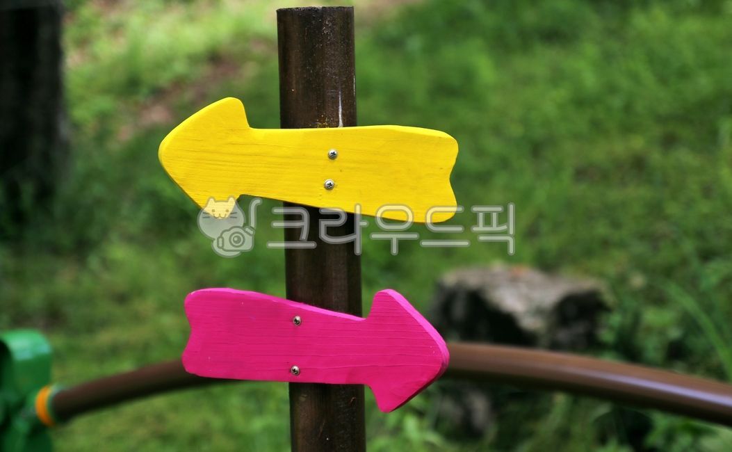 direction sign,milestone,arrow,sign,hiking trail