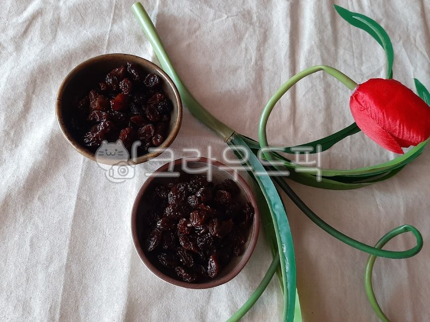 food,음식,건포도,가공품,간식,후식,식재료,포도,dessert,그릇,접시,plate