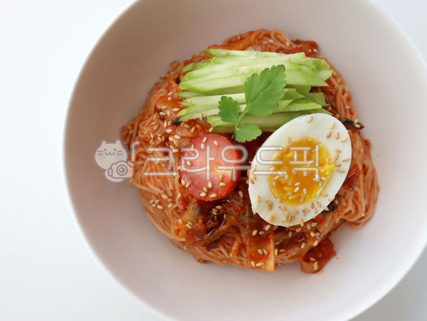 비빔국수,면요리,매콤한,한식,소면,고추장,고추가루,오이,달걀,빨간색,한국,음식,김치,매운,차가운