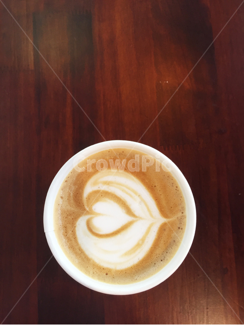커피,라떼,카페,라떼아트,하트,음료,나무테이블,커피,카페,coffee,cafe