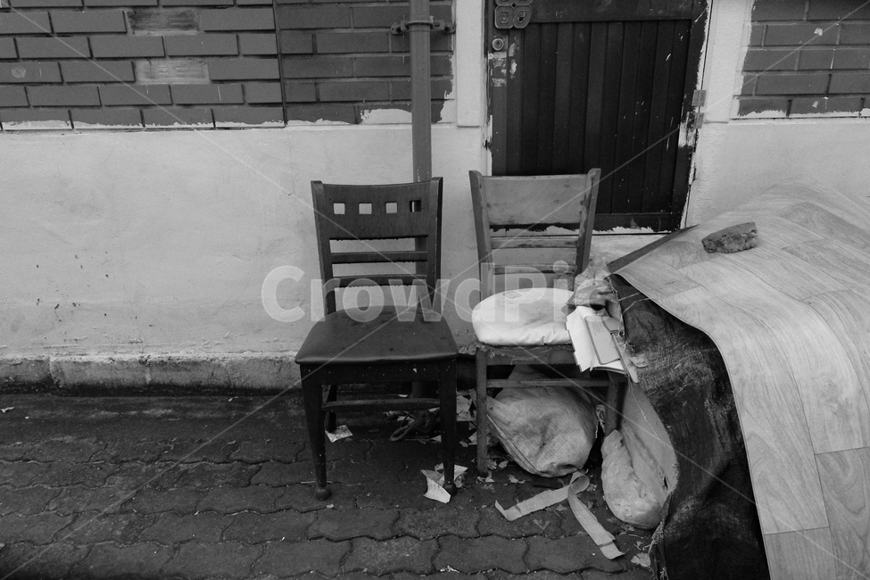 의자,chair,가구,furniture,흑백,blackandwhite,길,길거리,street,trash,흑백,모노톤,monochrome,black and white