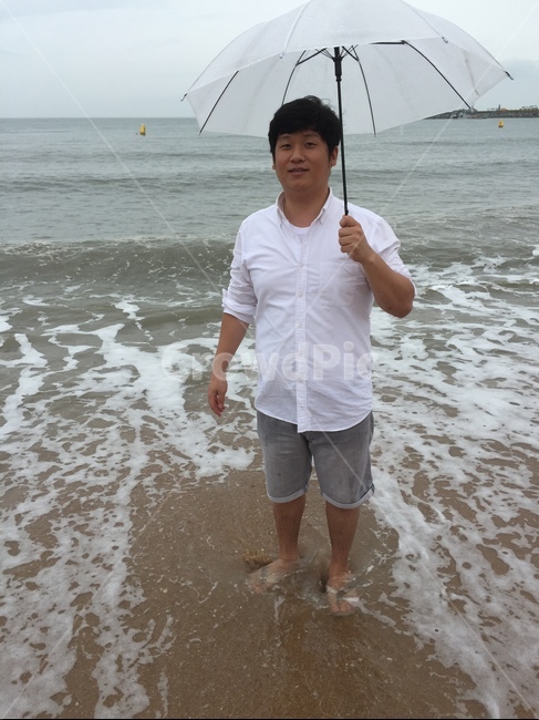 바다,우산,바캉스,뚱뚱한,해맑은,모래,파도,사람,인물,인간,human,person,남성,남자,man,male