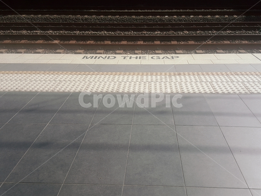 wating,floor,바닥,mindthemap,platform,교통,교통수단,traffic,transportation