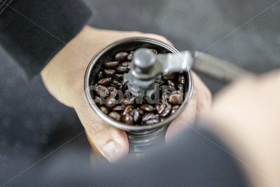 커피,원두,coffee,그라인더,핸드밀,사람,인물,인간,human,person,신체일부,몸,body,커피,카페,coffee,cafe
