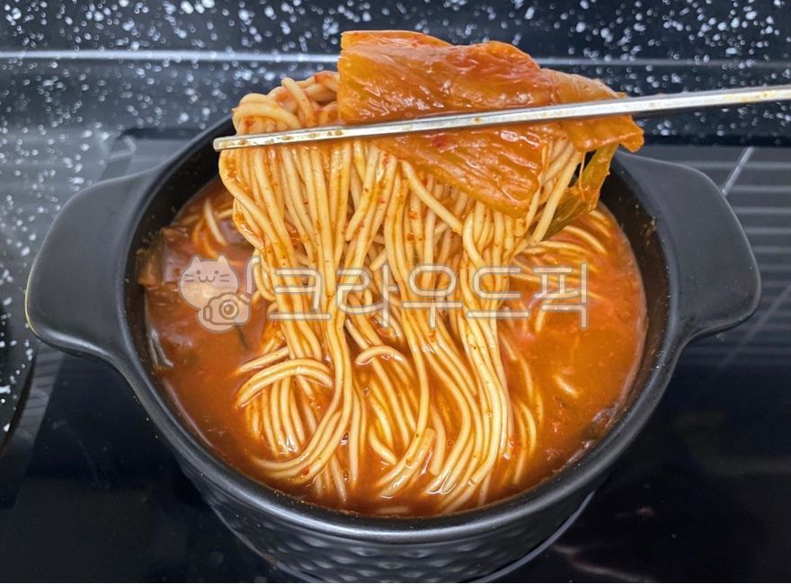 김치찌게국수,김치찌개국수,김치국수,김치,배추김치,별미,국물,얼큰한,소면,면요리,면,면빨,면류,젓가락,한식,한국음식,뚝배기,한국요리,음식,요리,식사,식재료,먹방,국수,noodle,food,meal,dish,cook,koreanfood