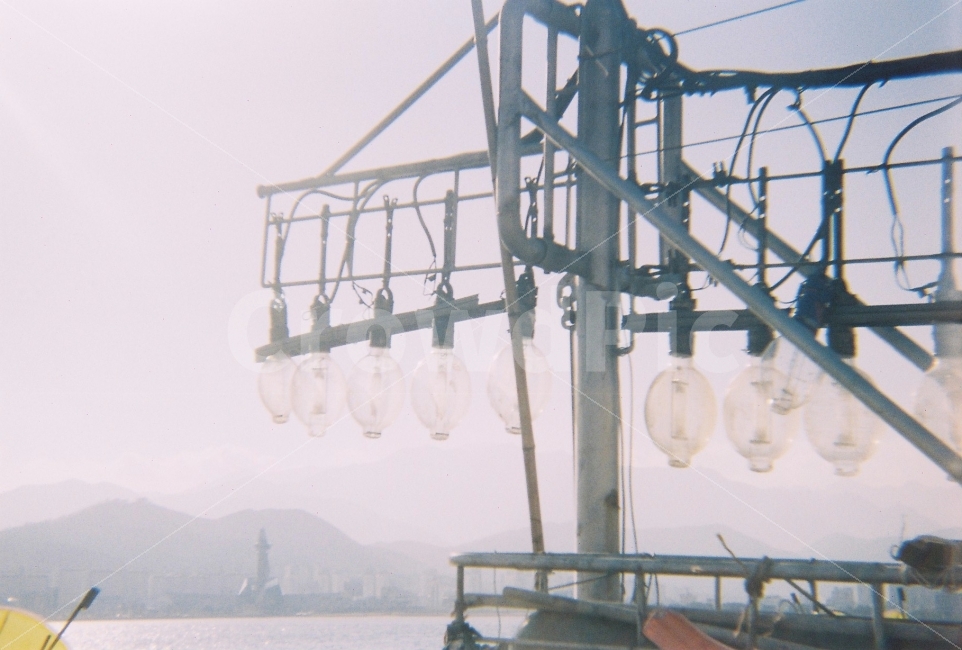 바닷가,고깃배,오징어배,바다,필름카메라,필름사진,감성사진,감성,감성,sensible,feeling,산업,industry,industrial,어업,fishery,fishing industry