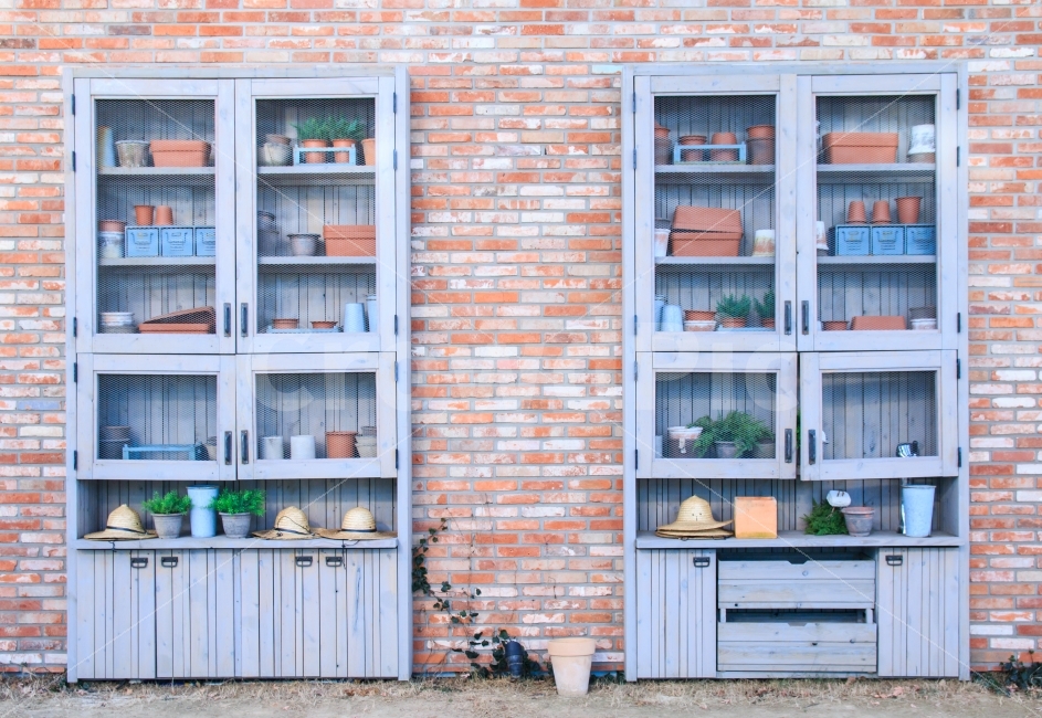 가구,수납장,농기구,화분,밀짚모자,목재,적벽돌,벽돌,파스텔,파스텔톤,농사,농업,화혜,원예,색감,색채,부드러운,정돈된,정리된,벽,깔끔한,건축물,건물외관,exterior,building,structure,architecture,construction,색깔,색상,색채,색감,color sense,color sensitivity,feeling of color,사물,물건,오브젝트,thing,object,matter