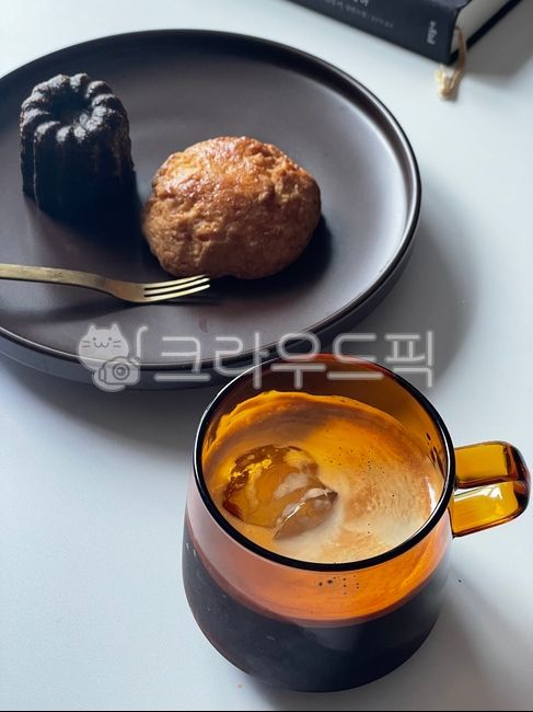 bread,dessert,scone,coffee,canel,Espresso,plate,cup
