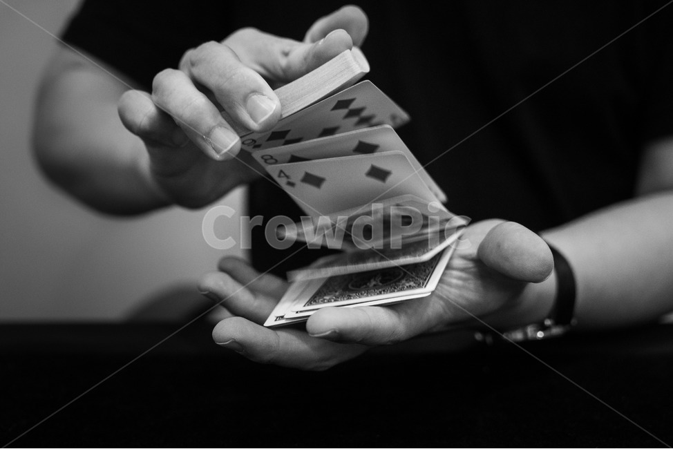 마술,카드,손,흑백사진,monochrome,사람,인물,인간,human,person,신체일부,몸,body,게임,오락,놀이,game,play,흑백,모노톤,monochrome,black and white