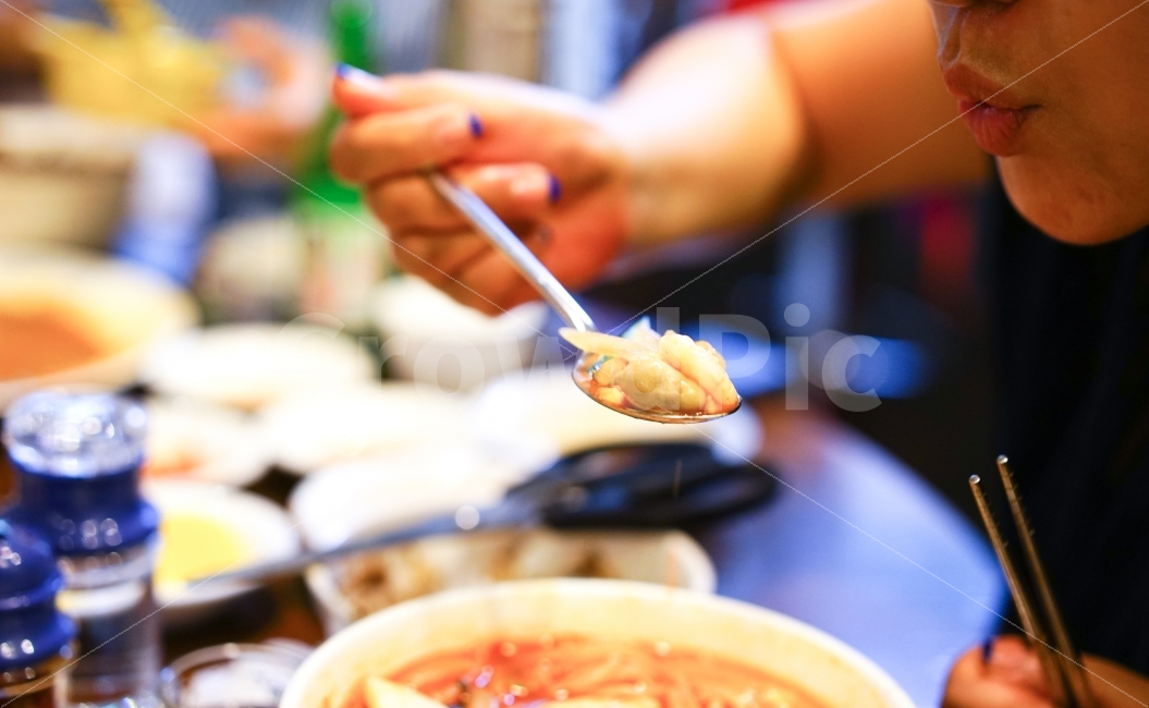 식사,중식,연출,국물요리,국물,음식,먹방,짬뽕,한입,연출사진,연출샷,식사사진,맛집,먹는재미,중국요리,사람,인물,인간,human,person,신체일부,몸,body,음식,식재료,요리,food,cook,meal,dishes,food reserves,중식,중국음식,중화요리,chinese food,chinese dishes,chinese meal,chinese cook,연출,컨셉,콘셉,direction,concept