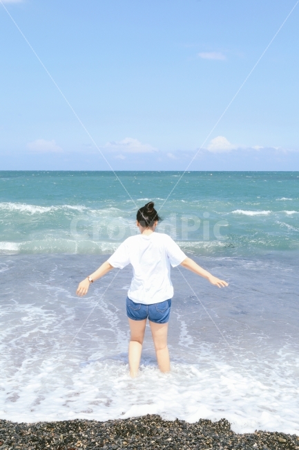 사람,인물,여름,바다,시원,감정,자연,힐링,풍경,여름,계절,summer,season,해변,바다,beach,sea,사람,인물,인간,human,person,여성,여자,woman,female,lady,감정표현,기분,feeling,emotion,outdoors,옥외,nature,ocean,대양,water,물,shorts,반바지,shoreline,해안선