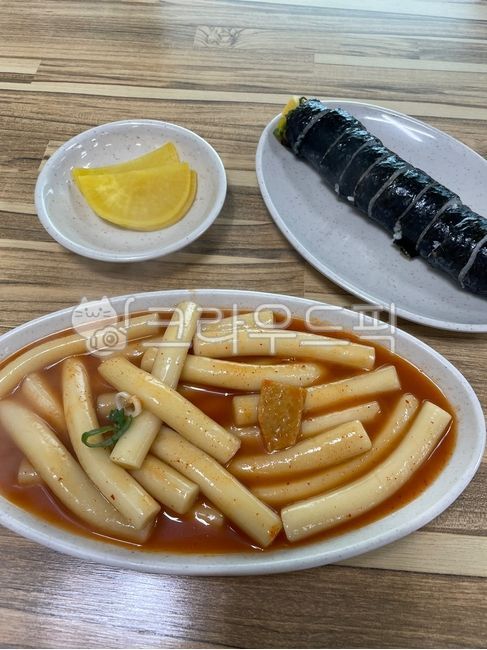 떡볶이,tteokbokki,김밥,단무지,분식,접시,밀떡,오뎅,식사,meal,food