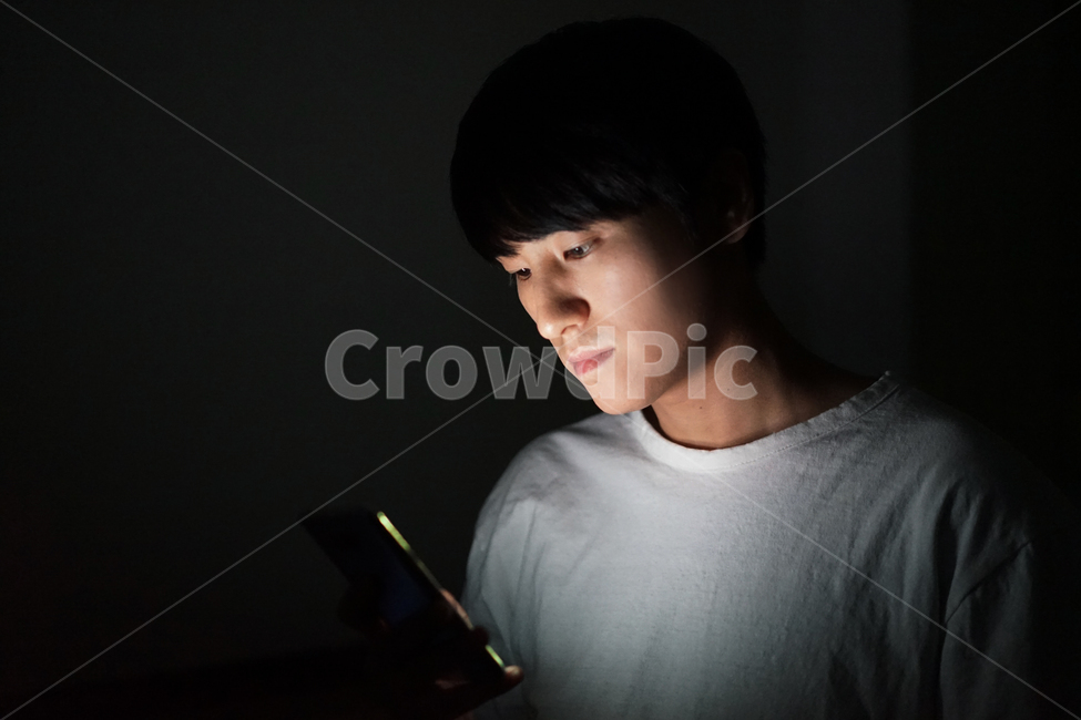 중독,게임중독,스마트폰중독,스마트폰,남자,밤,어둠,빛,전자파,게임,밤샘,addiction,smartphone,game,man,night,light,electromagnetic,사람,인물,인간,human,person,남성,남자,man,male,정보통신기술,전자기기,전자제품,it,information,technology,electronic equipment