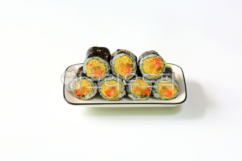 계란김밥,김밥,식사,김,계란,밥,쌀,음식,그릇,접시,food,meal,rice,plate,하얀배경,dish,요리,참깨,식품,흰배경,간식,분식,당근,한식,쌀밥,6개,여섯개,먹거리,꼬마김밥