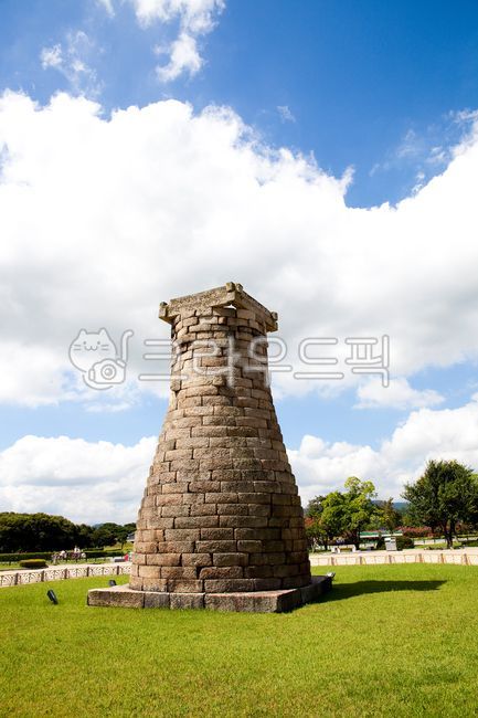 Cheomseongdae,World Cultural Heritage,National Treasure,Architecture,Gyeongbuk,Gyeongju,Gyeongju Eastern Historic Site,Ancient Architecture,Low Angle,Cultural Heritage,Historic Site,Silla,Landscape,Sky,Clouds,Korea,Tower