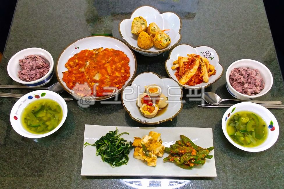 Korean table,table setting,koreanmeal,dining table,plate,vegetable,bowl,spring greens,side dish,Hanjeongsik,Korean food,ingredients,cooking,diet,Kimchi pancake,koreanfood,Herbs,Korean cuisine,cook,Korean,dishes,food,homefood,meal,koreancook,spring diet,ko
