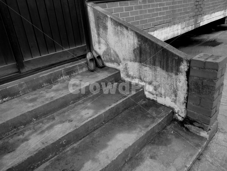 계단,미닫이문,벽돌집,고무신,신발,대문,균열,흑백,모노톤,monochrome,black and white