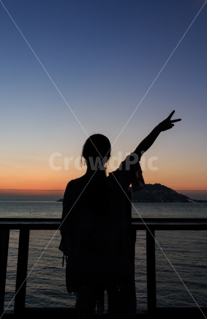 실루엣,여성,선셋,바다,뒷모습,여자,성인,어른,석양,아름다운,귀여운,여인,하늘,저녁,노을,수평선,관광,여행,풍경,인물,silhouette,lady,girl,sunset,sea,ocean,horizon,dramatic,breathtaking,travel,tourism,감성,감성사진,cute,pretty,vacation,휴가,테라스,야외,사람,인물,인간,human,person,여성,여자,woman,female,lady,감정표현,기분,feeling,emotion,인물실루엣,사람실루엣,character silhouette,human silhouette,여행,휴가,traveling,vacation,trip,railing,난간,handrail,banister