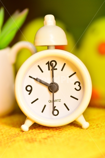시계,탁상시계,자명종,시계바늘,시간,타임,time,yellow,노랑색,흰색,약속,promise,규칙,계획,스케줄,일정,테이블,책상위,오전시간,시침,분침,초침,아라비아숫자,숫자,다리,화분,식물,느낌,감성,필,분위기,feeling,emotional,인형,마스코트,캐릭터,작은,귀여운,예쁜,사물,물건,오브젝트,thing,object,matter
