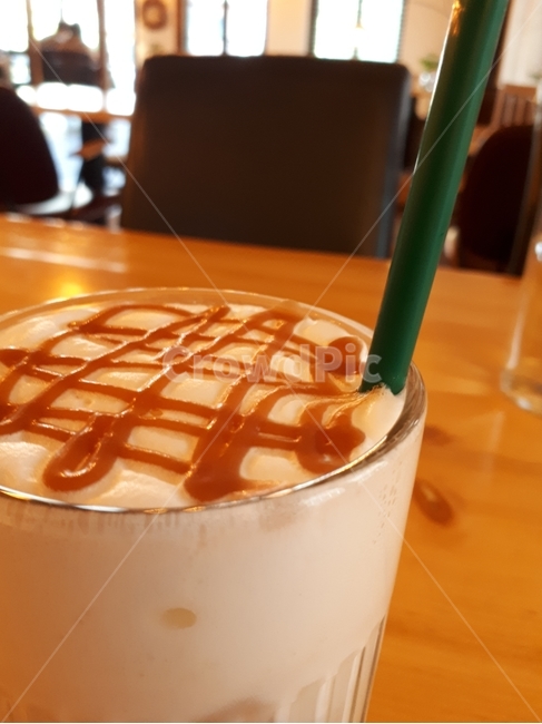 카페,아인슈페너,ainspenner,딸기,라떼,접시,유리컵,우유,cafe,latte,glass,milk,빨대,캬라멜,의자,드리즐,straw,chair,caramel,drisil,커피,카페,coffee,cafe