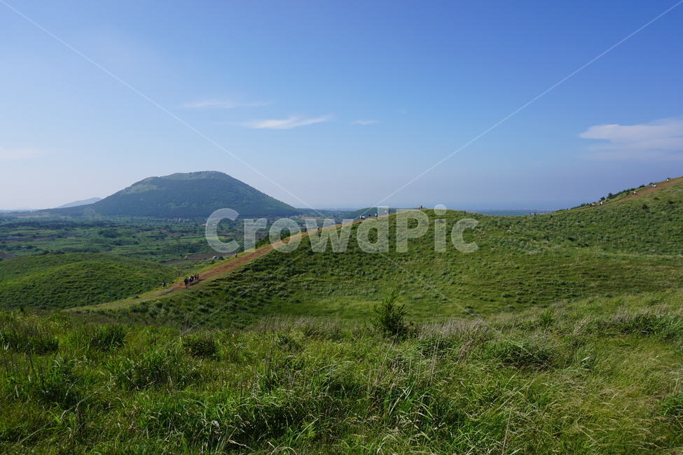 용눈이오름,언덕,오름,제주도,경치,풍경,잔디,초록,하늘,산,전망,자연,풍경,nature,landscape,한국자연풍경,한국자연경관,korea nature landscape,outdoors,옥외,hill