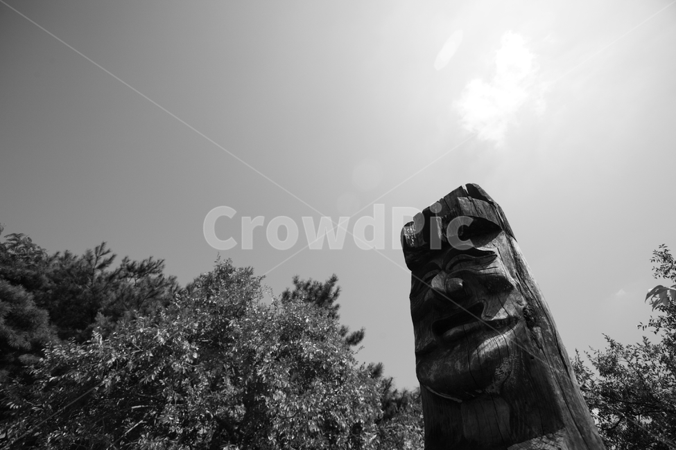 장승,흑백,풍경,하늘,맑음,한국전통,한국문화,korean traditional,korean culture,조각상,동상,석상,조형물,statue,bronze statue,stone statue,흑백,모노톤,monochrome,black and white