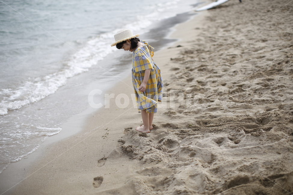 바다,부산,송정해수욕장,모래사장,여자아이,노란원피스,파도,sea,밀짚모자,해변,바다,beach,sea,사람,인물,인간,human,person,어린이,어린아이,child,children,kid,여행,휴가,traveling,vacation,trip,감성,sensible,feeling