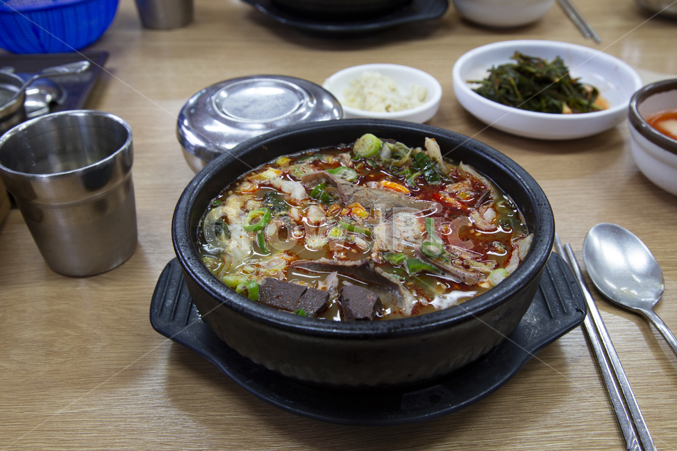 뚝배기,선지국,컵,밥그릇,수저,파,반찬,식탁,받침대,국물,선지,고기,식재료,선지해장국,음식,요리,식당,한국음식,전통음식,한국요리,맛있는,생활