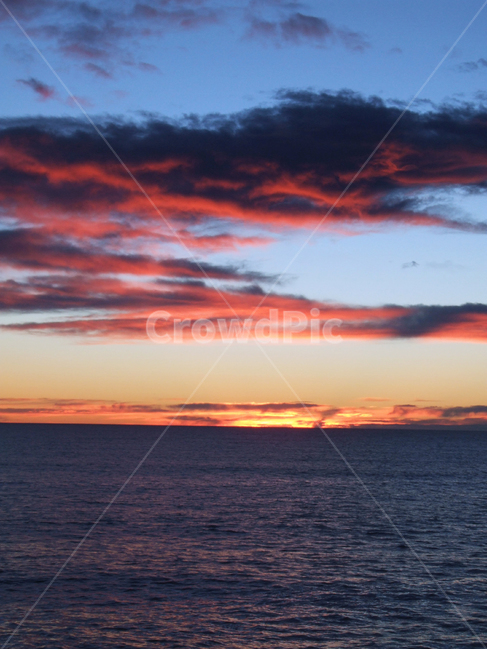 바다,바닷가,파도,구름,하늘,노을,일출,해돋이,아침,저녁,일몰,해질녘,sea,ocean,wave,sky,cloud,sunrise,sunset,풍경,배경,배경사진,풍경사진,감성사진,평화로운,분위기,차분한,차분함,평화로움,scene,view,ambience,atmosphere,calm,peaceful,tranquil,still,background,자연,풍경,nature,landscape,outdoors,옥외,red sky,붉은 하늘,dusk,황혼,dawn,새벽