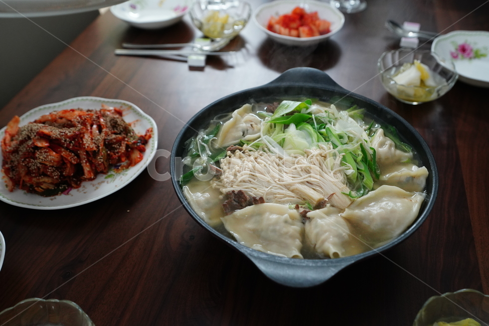 만두,만둣국,국물,국물요리,냄비,김치,식사,디너,버섯,음식,한식,먹거리,먹방,음식,식재료,요리,food,cook,meal,dishes,food reserves,한식,한국음식,한국요리,korean food,korean dishes,korean meal,korean cook