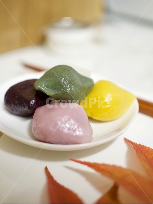 송편,단풍잎,한국음식,식품,한식,한국문화,한국,배경,음식문화,웰빙,문화,아시아,아시아음식,접시,전통,설날,추석,젓가락,음식,요리,추석음식,설날음식,명절,명절음식,한과,한국전통과자,간식,후식,떡,한국전통,한국문화,korean traditional,korean culture,음식,식재료,요리,food,cook,meal,dishes,food reserves