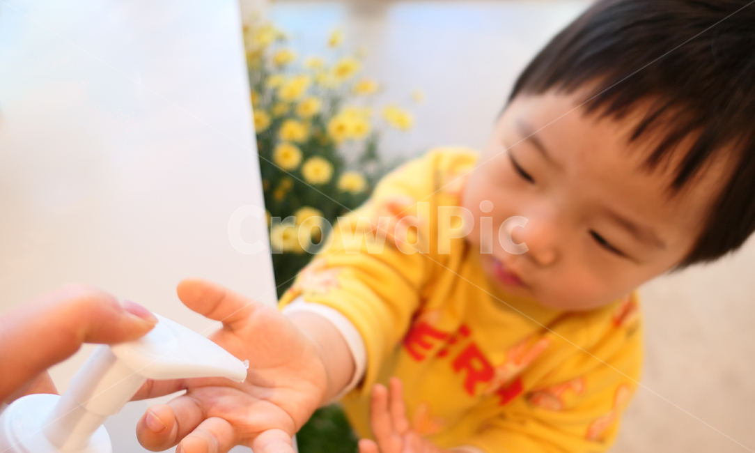 손소독,예방,바이러스,소독,소독제,손소독제,위생,청결,귀여운,인간,사람,모델,아이,어린이,작은,어린,아동,유아,세살,고사리손,손,남자,남아,남자아이,살균,라이프스타일,일상,생활,감염예방,사람,인물,인간,human,person,어린이,어린아이,child,children,kid