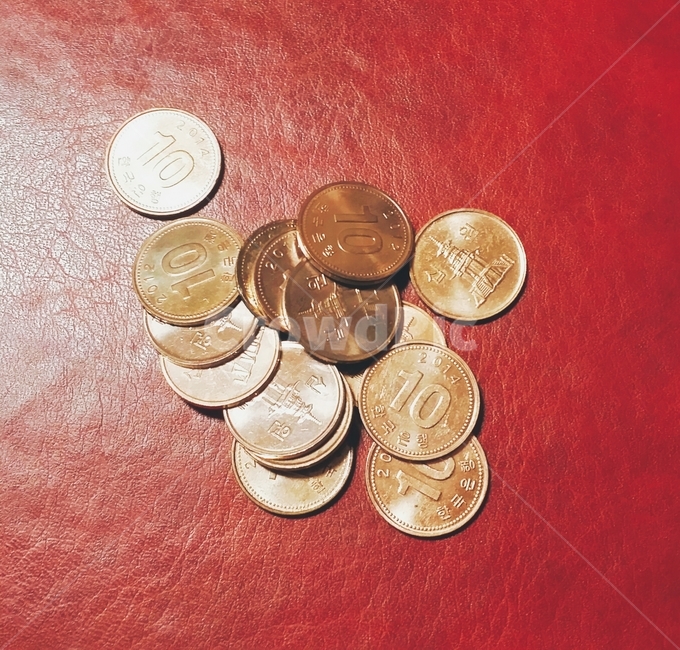비용,십원,동전사진,윤리,적금,은행,저금,재테크,경제적인,money,coin,investment,copper,chink,흑백,금융,돈,finance,banking,money