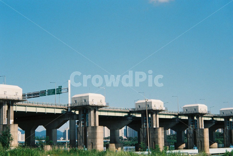 road,도로,다리,bridge,자동차,car,강,river,건축물,건물외관,exterior,building,structure,architecture,construction