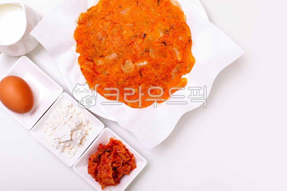 밀가루,계란,김치전,food,음식,요리,김치,우유,접시,egg