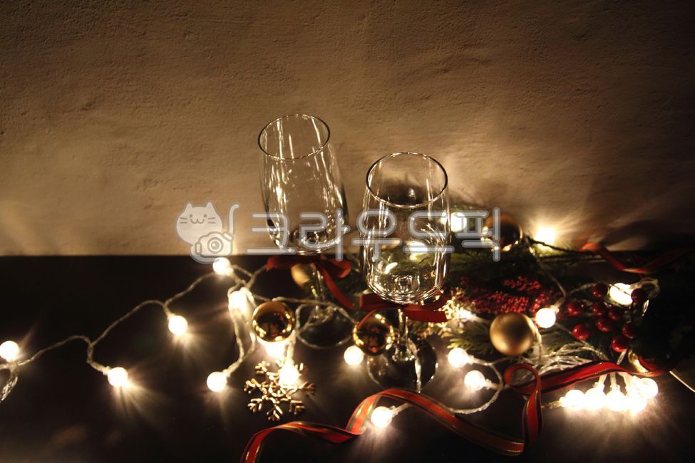 light bulb,Christmas,tone and tone,yearend,simple,sparkling,gold,red,ball,albulb,ornament,copy space,dark,wineglass,darkness,wine glass,glass,invitation,ribbon,lighting,wine party,light,background,wall,party,wine