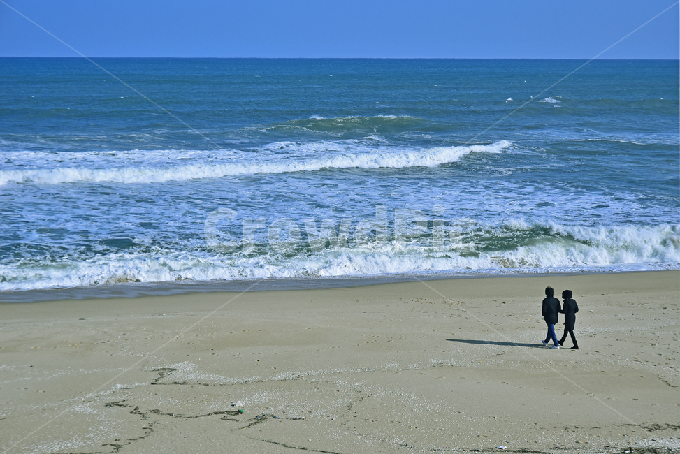 바닷가,파도,바다,동해바다,사람들,해안가,모래밭,sandybeach,coast,seashore,seaside,한국자연풍경,풍경,landscape,모래사장,해수욕장,푸른하늘,포말,바다풍경,물,water,background,백그라운드,배경,바탕,옥외,연인,남녀,워킹,walking,야외,outdoor,healing,nature,자연