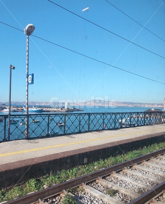 바다,기차,철로,하늘,여름,나폴리,교통,교통수단,traffic,transportation