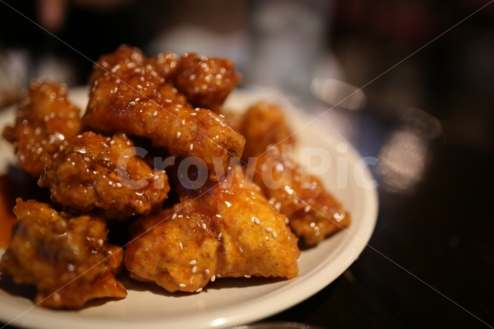 치킨,양념치킨,치맥,한식,음식사진,먹음직스러운,배부른,안주,치킨과맥주,달콤한,매콤한,맛있는,한국,한국음식,한마리,닭,바삭한,음식,식재료,요리,food,cook,meal,dishes,food reserves,육류,고기,meat