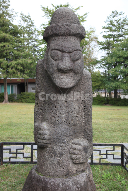 돌하르방,돌하루방,제주,제주도,돌,하르방,하루방,현무암,석상,민속,전통,한국전통,제주전통,조형물,상징,전설,수호신,문화,야외,한국,제주도,jeju,jeju island,조각상,동상,석상,조형물,statue,bronze statue,stone statue,종교,신앙,religion,belief,faith,building,건물,architecture,건축물