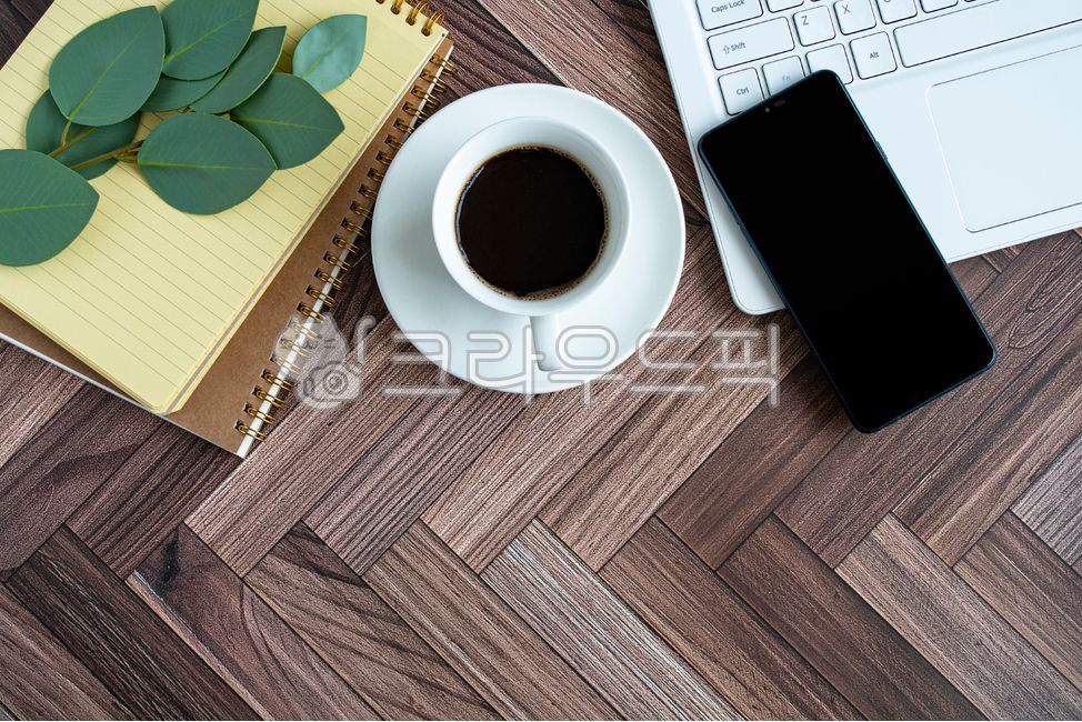 휴대폰,재택근무,온라인,홈오피스,언텍트,온라인수업,노트북,목업,유연근무제,수업,비접촉,온라인강의,연결,재택수업,일하다,테이블,오피스,책상,커피,배경,백그라운드,노트,데스크,사무실,공책,컴퓨터,일,키보드,카페,잔,기업,가상공간,펜,업무,마시다,쓰다,태블릿,백,자판,기술,패드,직장,메모,프리랜서,헤링본,문양,나무테이블,커피잔,비즈니스,사업,business,service,work
