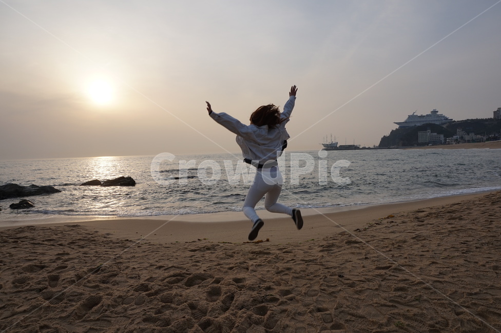 뒷모습,날다,바다,일출,해변,여자,점프,사람,인물,인간,human,person,여성,여자,woman,female,lady