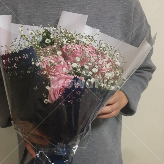 꽃,꽃다발,장미,분홍장미,기념일,꽃,flower,사람,인물,인간,human,person,기념일,축하,anniversary,congratulation,celebrate,celebration