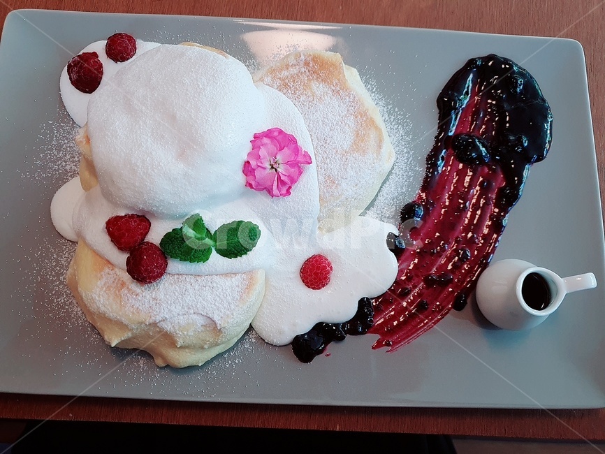 브런치,수플레,생크림,블루베리,메이플시럽,카페,음식,디저트,라즈베리,식용꽃,블루베리잼,수플레펜케이크,팬케이크,food