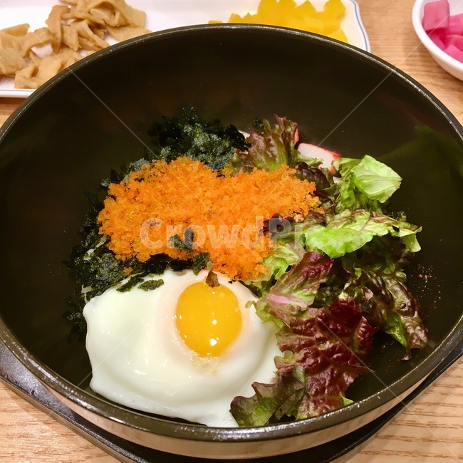 알밥,날치알,계란,음식,뚝배기,식당,야채,채소