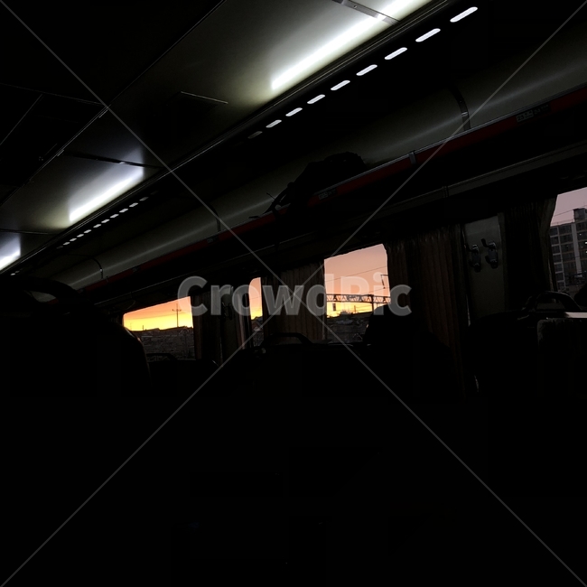노을,기차,창문,풍경,저녁,퇴근길,sunset,sunsetpicture,train,교통,교통수단,traffic,transportation