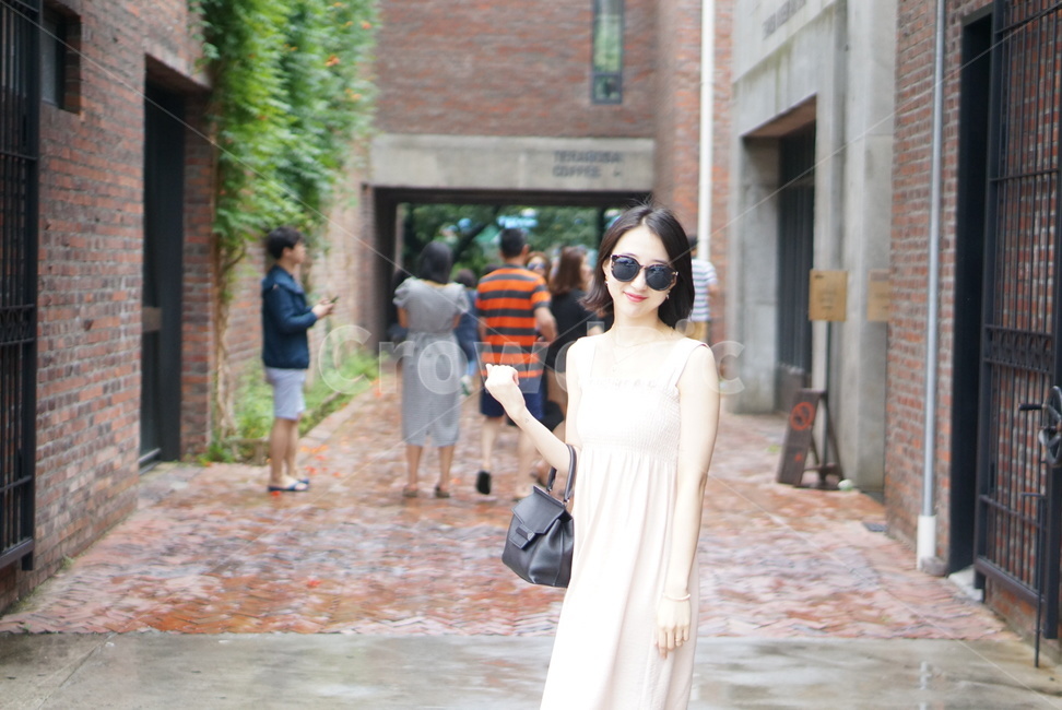 선글라스,카페,원피스,여자,벽돌,accessory,사람,색안경,의류,의복,패션,여행,휴가,traveling,vacation,trip