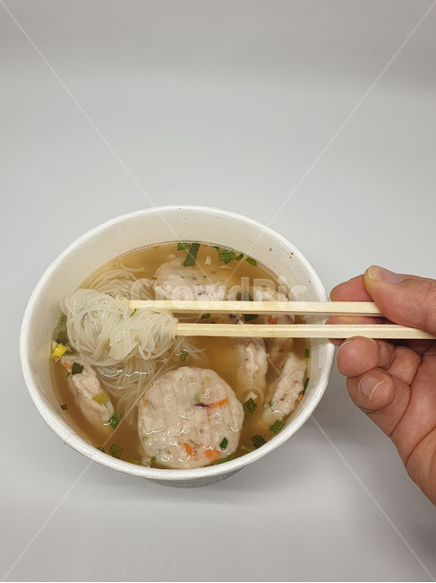 컵라면,국수,면발,면,누들,noodle,인스턴트,식품,요리,식자재,식재료,나무젓가락,손,손가락,손동작,hand,finger,경단,cook,레시피,recipe,food,분식,간식,식사,음식,식재료,요리,food,cook,meal,dishes,food reserves,면류,면요리,noodles