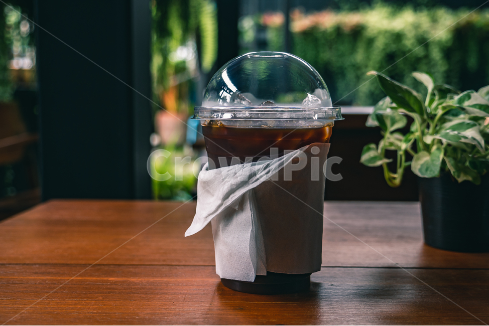 카페,아메리카노,아이스아메리카노,아이스커피,커피,시원한,여름,음료,얼음,ice,coffee,americano,longblack,롱블랙,나무테이블,차가운,커피,카페,coffee,cafe