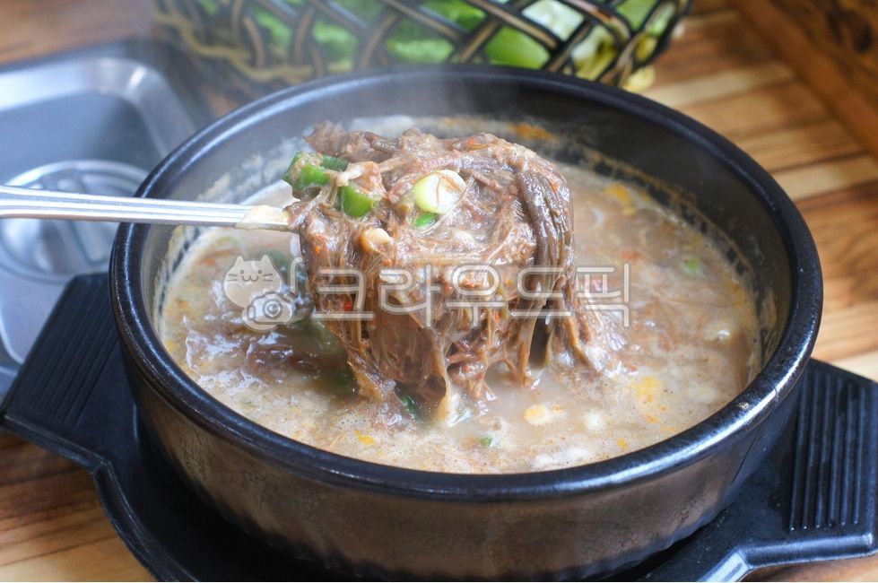 plating,soup,brackensoup,Jeju local food,Bracken Haejangguk,bowl,Meat soup and rice,meatsoup,Korean food,bracken meat stew,kfood,cooking,foodpresentation,Gukbap,Korean cuisine,brackenmeatstew,reserves,food,pottery,porkstew,earthen pot,Plating,earthenpot,h
